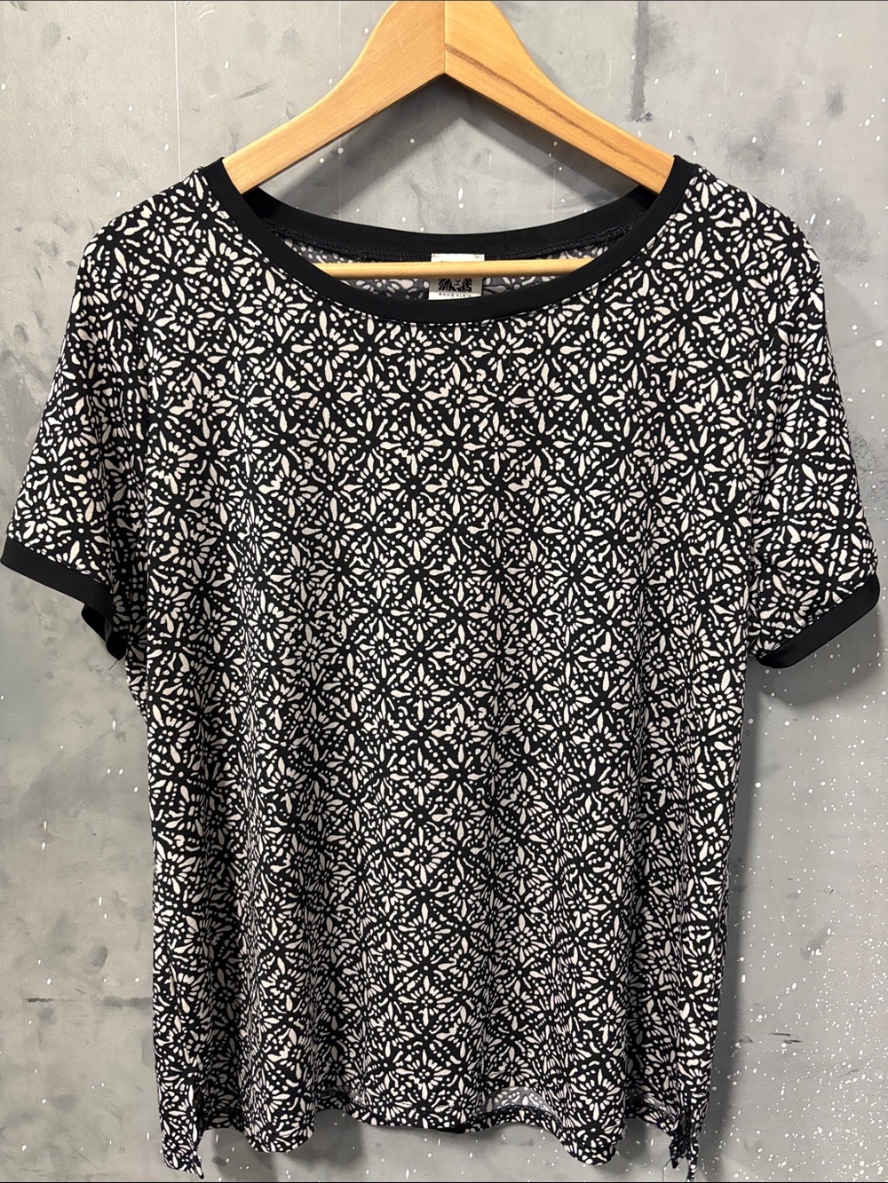 Anne Klein Black and White Short Sleeve Patterned Tee